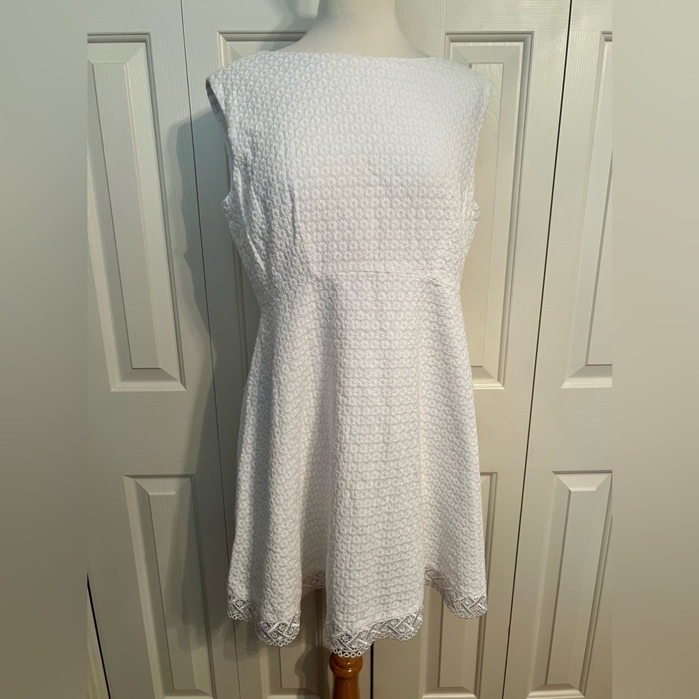 EUC Tahari Arthur S. Levine white dress size 12 petite